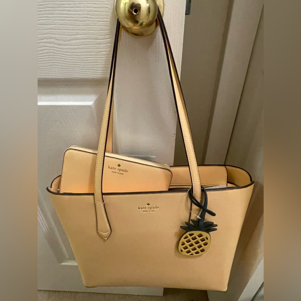 NWT Kate Spade Yellow Pineapple Detail Tote and Wallet Set